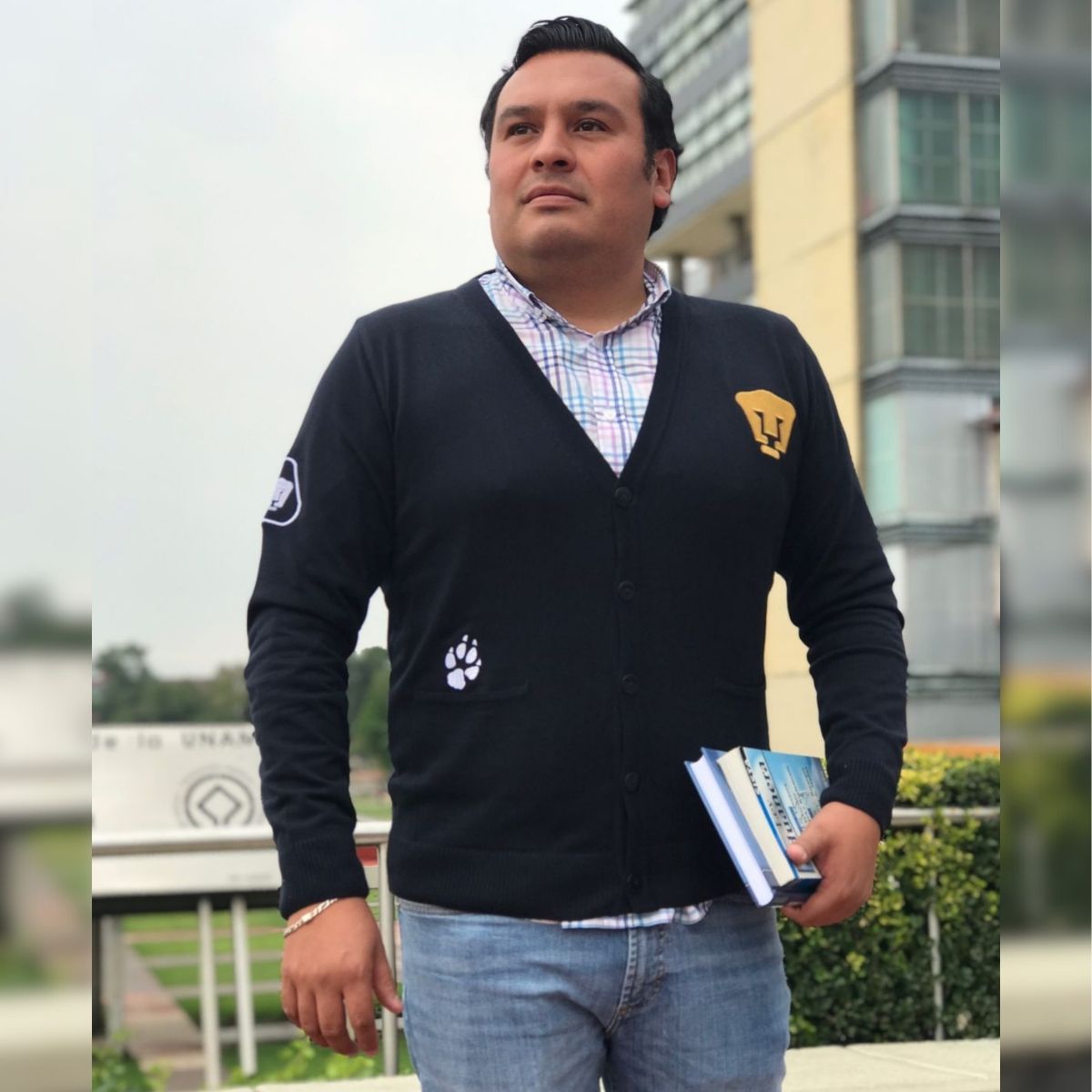 Suéter Unisex Universitario UNAM Pumas Azul Marino Botones